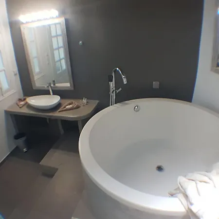 Amoudi בית הארחה 2*